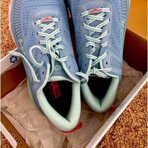Hoka Bondi 7.    New in box - size 8 Wide